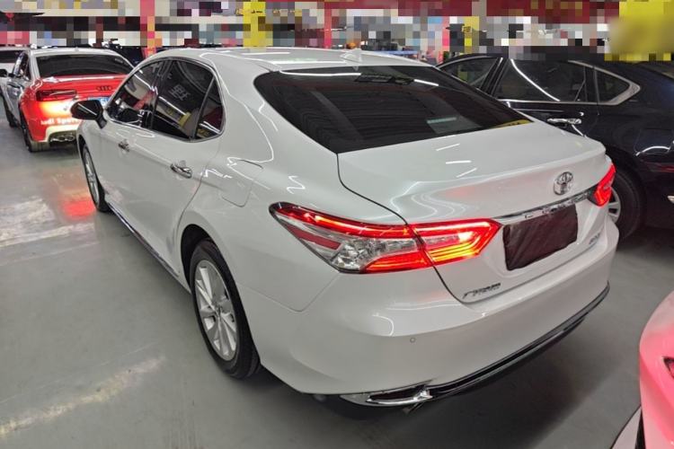 Toyota Camry 2023 — фото 4