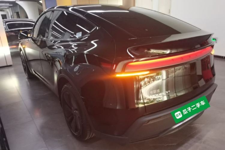 Tesla Model Y 2026 — 4
