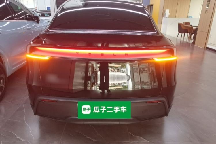 Tesla Model Y 2026 — 5