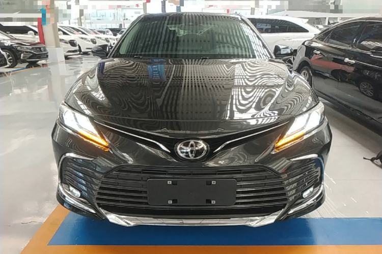 Toyota Camry 2023 — фото 2