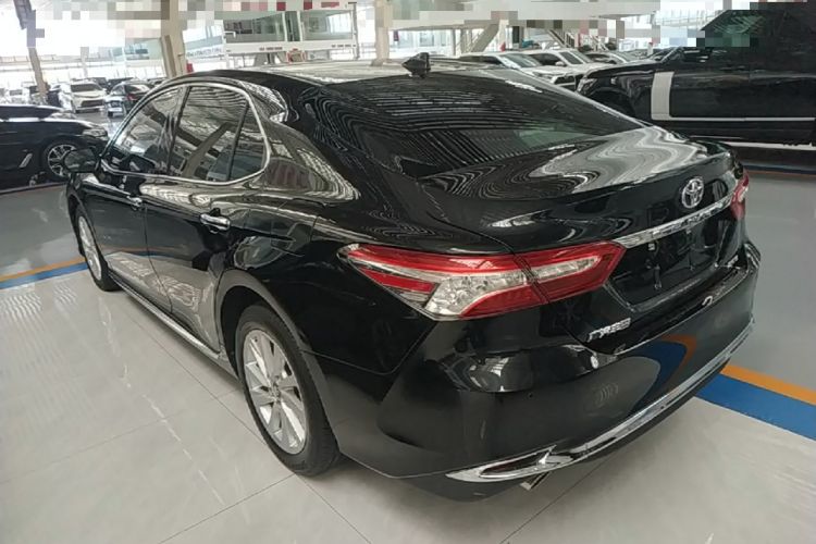 Toyota Camry 2023 — фото 4