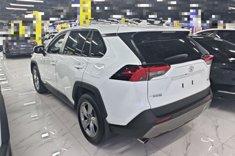 Toyota RAV4 2022 — фото 4