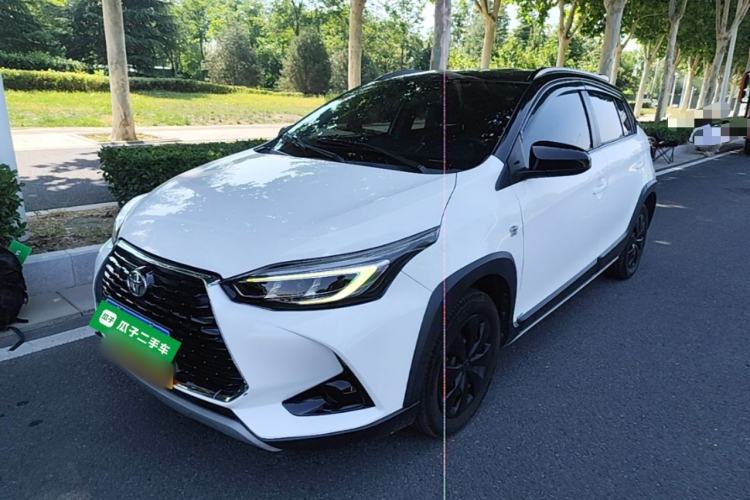 Toyota Yaris 2022 — фото 1