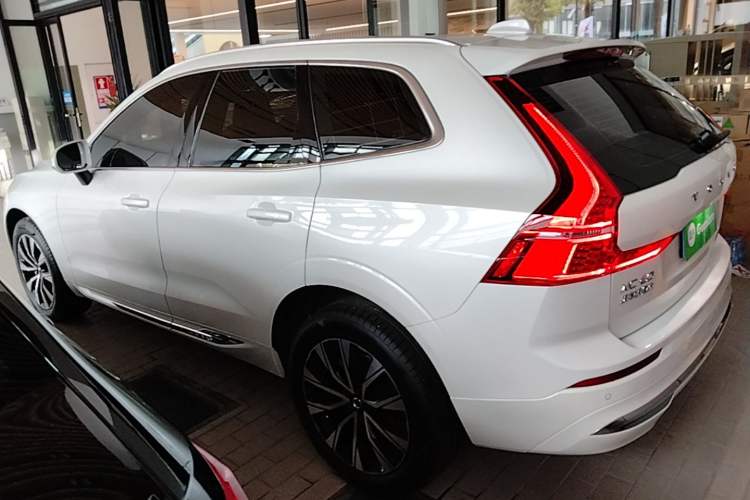 Volvo XC60 2023 — фото 4