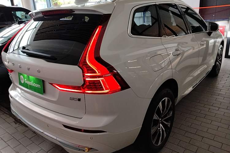 Volvo XC60 2023 — фото 5