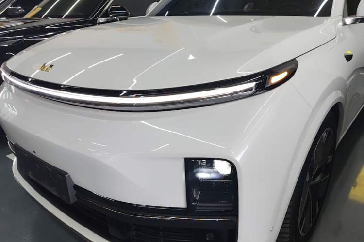 Li Auto L8 2025 — фото 1