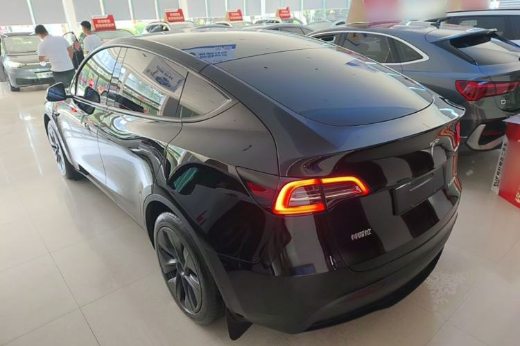 Tesla Model Y 2023 — 4