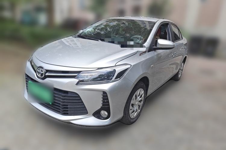 Toyota Yaris 2022 — фото 1