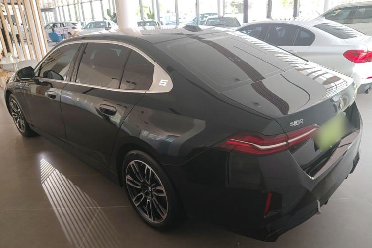 BMW 525Li 2024 — 4