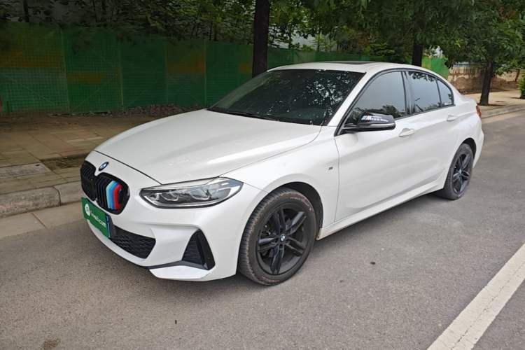 BMW 120i 2022 — фото 1