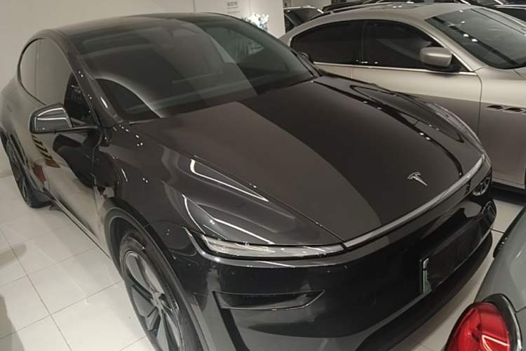 Tesla Model Y 2025 — 3