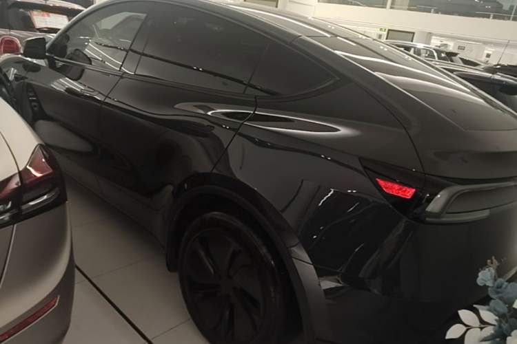 Tesla Model Y 2025 — 4