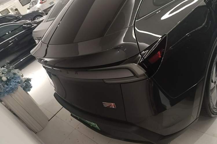 Tesla Model Y 2025 — 5