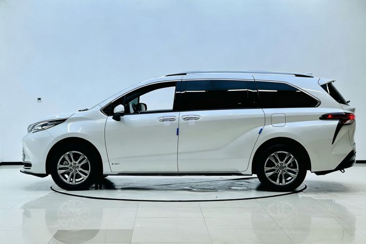 Toyota Sienna 2024 — 3