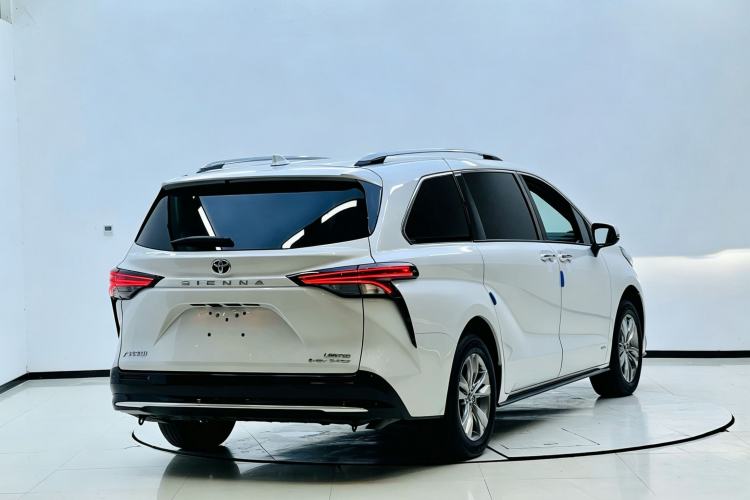 Toyota Sienna 2024 — 5