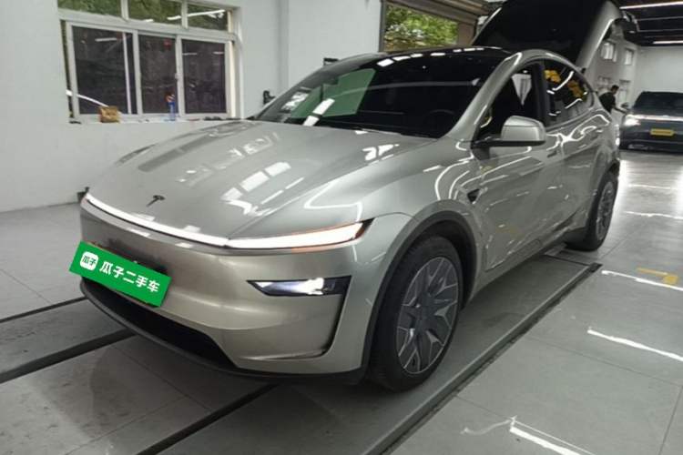 Tesla Model Y L 2025 — фото 1