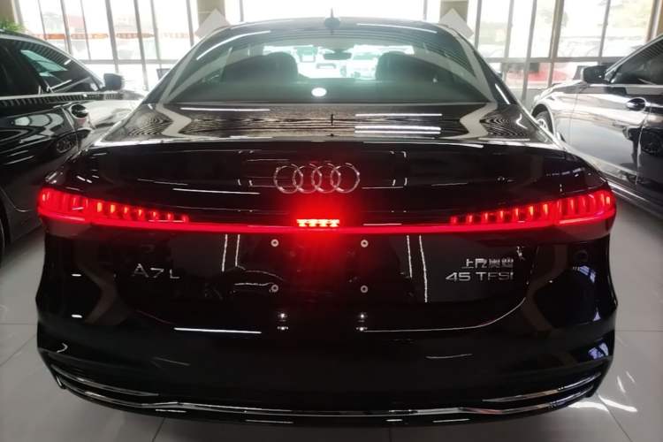 Audi A7L 2025 — фото 5