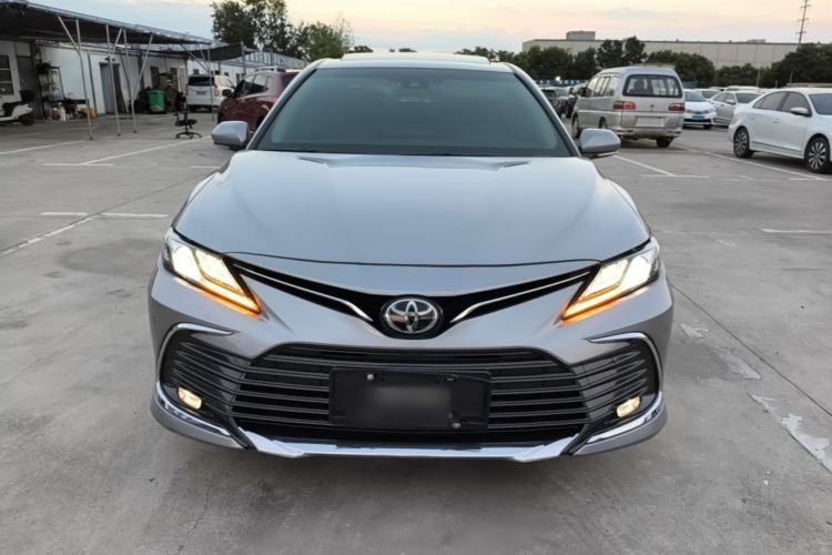 Toyota Camry 2023 — фото 2