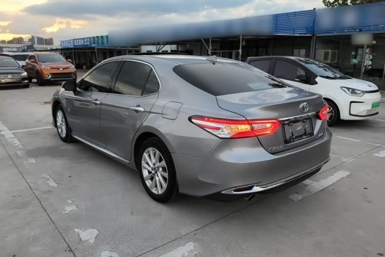 Toyota Camry 2023 — фото 4