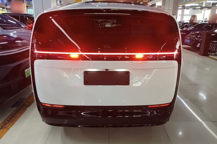 Li Auto MEGA 2025 — 5