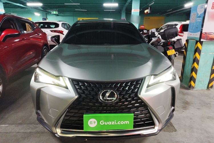 Lexus UX 200 2020 — 2