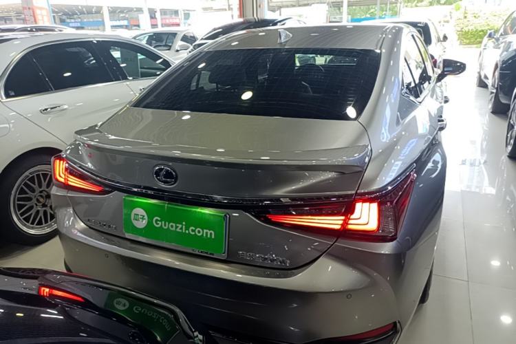 Lexus ES 300h 2021 — 5