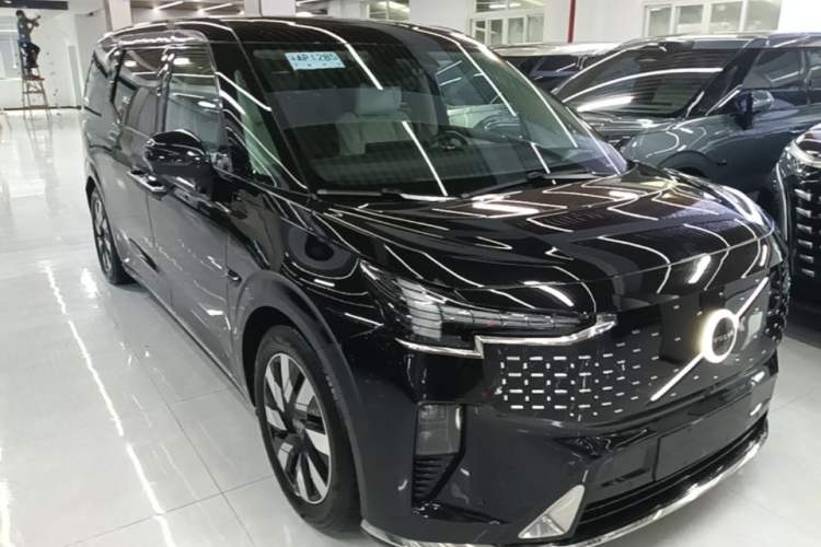 Volvo EM90 2025 — 3