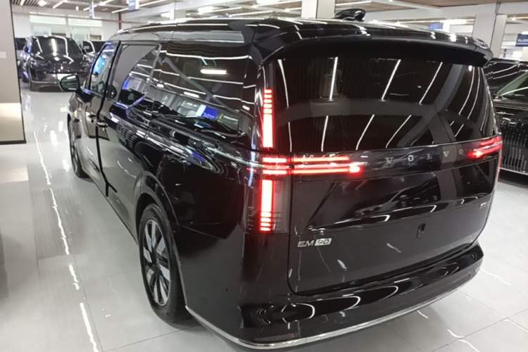 Volvo EM90 2025 — 4