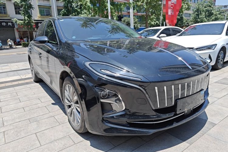 Hongqi E-QM5 2024 — 3