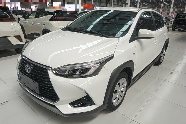 Toyota Yaris 2022 — фото 1