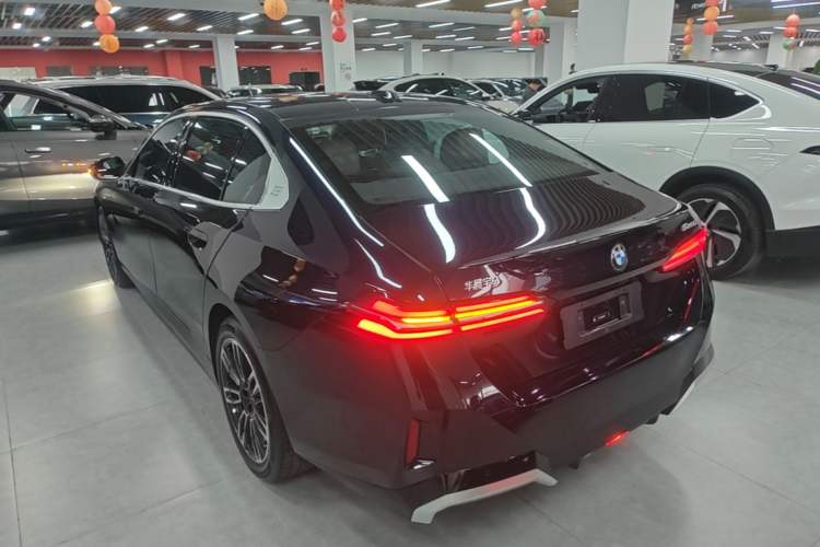 BMW 525Li 2025 — 4