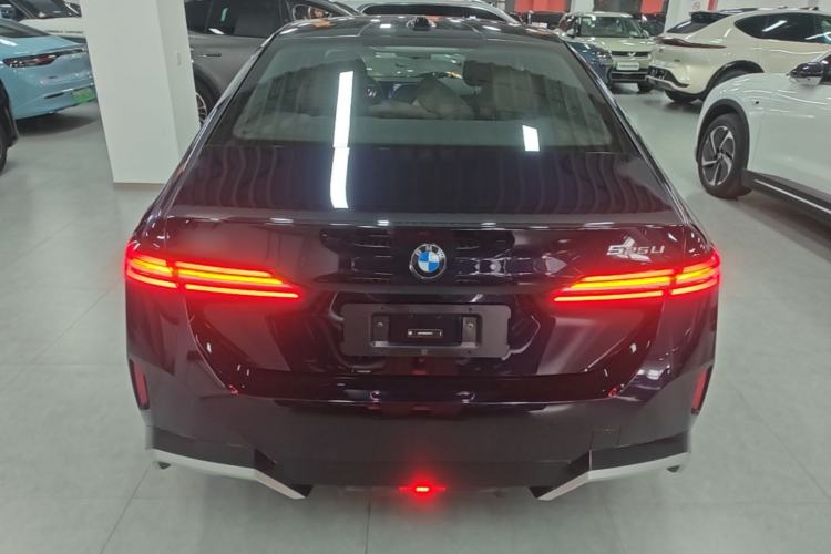 BMW 525Li 2025 — 5