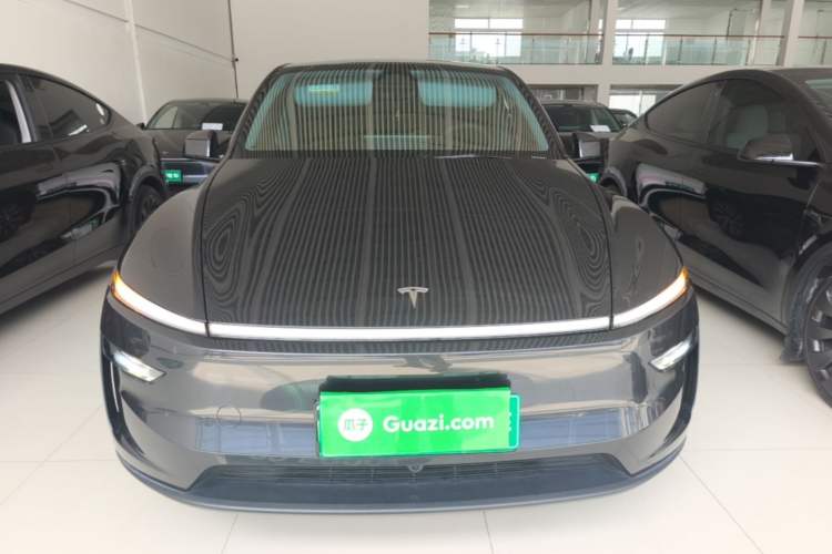 Tesla Model Y 2025 — 2