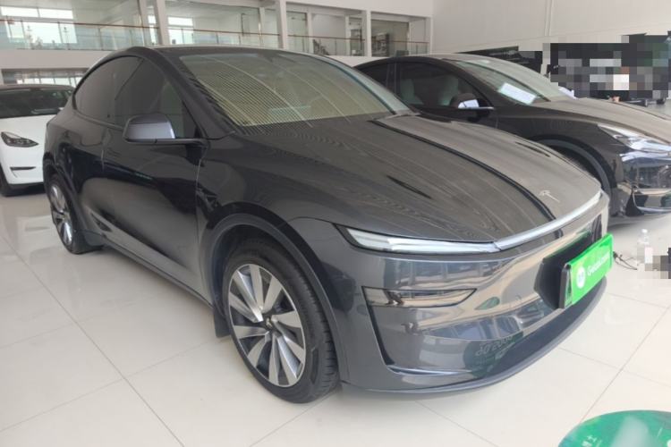 Tesla Model Y 2025 — 3
