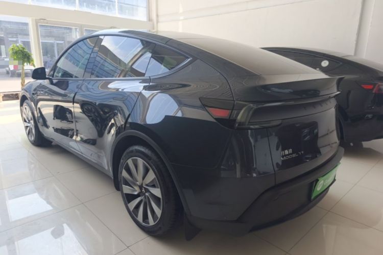 Tesla Model Y 2025 — 4