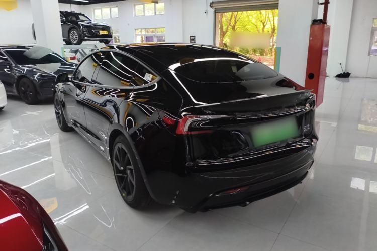 Tesla Model 3 2025 — 4