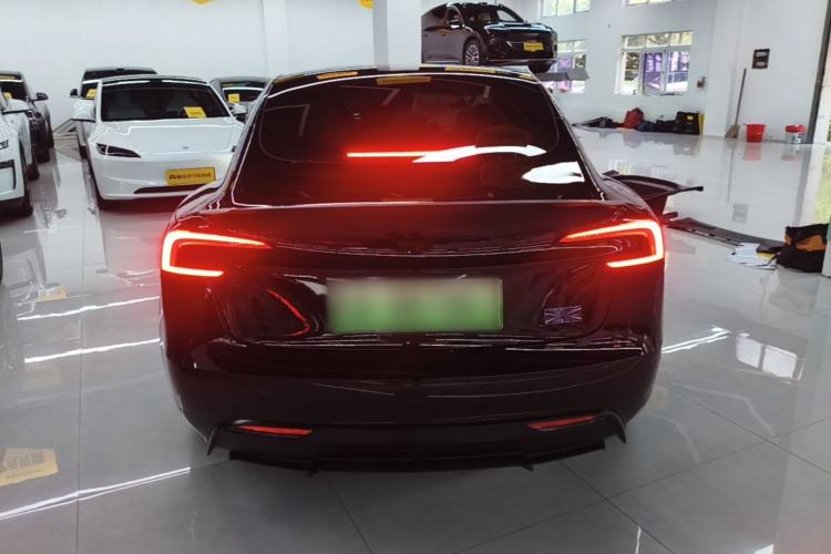 Tesla Model 3 2025 — 5