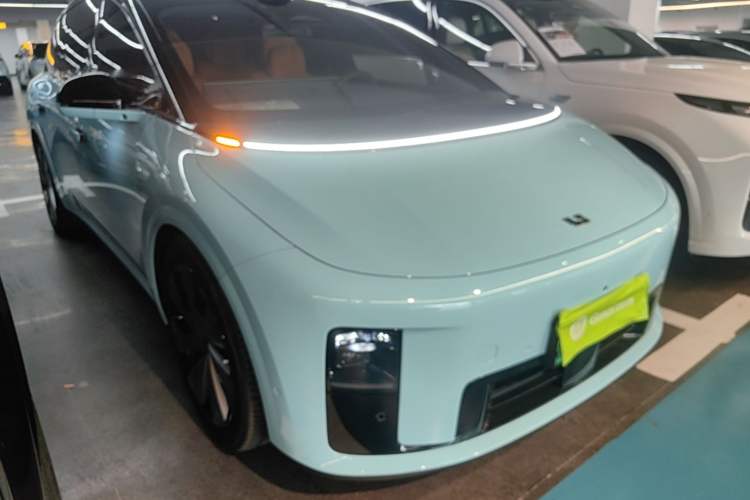 Li Auto i8 2025 — 3