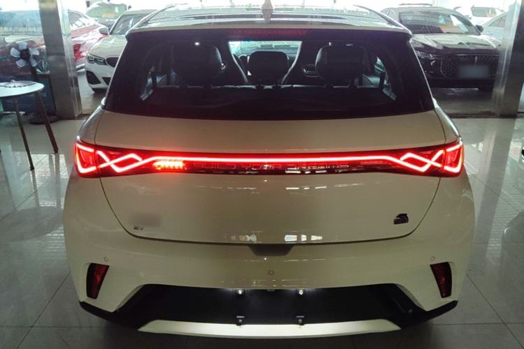 BYD Dolphin 2023 — 5