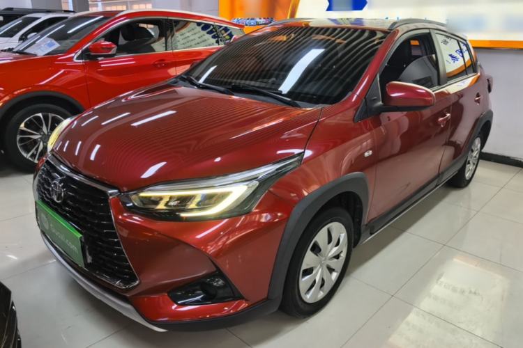 Toyota Yaris 2022 — фото 1