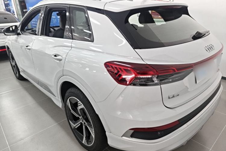 Audi Q4 e-tron 2023 — фото 4