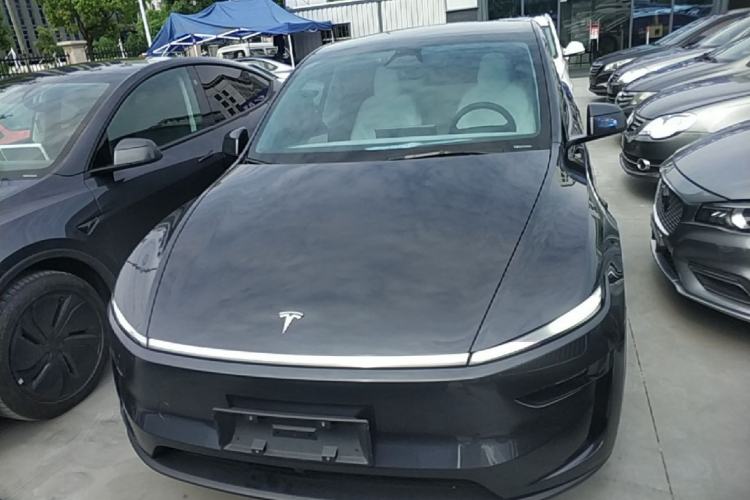 Tesla Model Y 2025 — 2