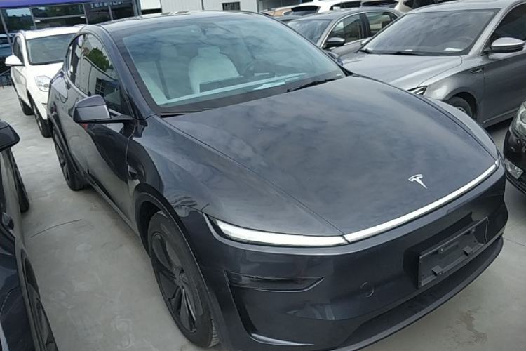 Tesla Model Y 2025 — 3