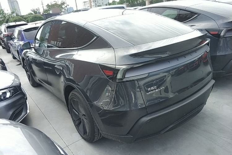 Tesla Model Y 2025 — 4