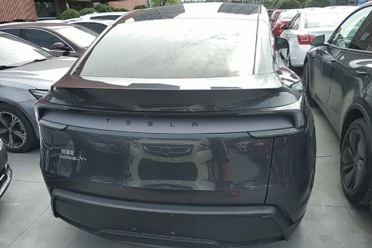 Tesla Model Y 2025 — 5
