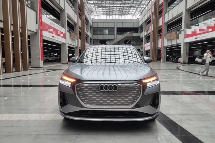 Audi Q4 e-tron 2024 — фото 2
