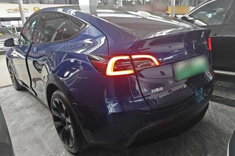Tesla Model Y 2021 — 4