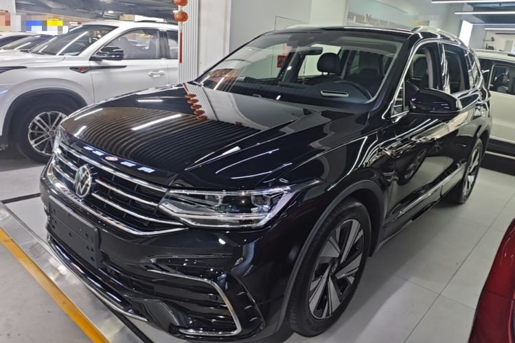 Volkswagen Tiguan L 2023 — фото 1