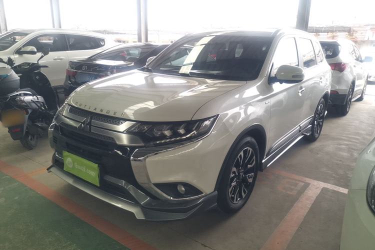 Mitsubishi Outlander 2020 — фото 1