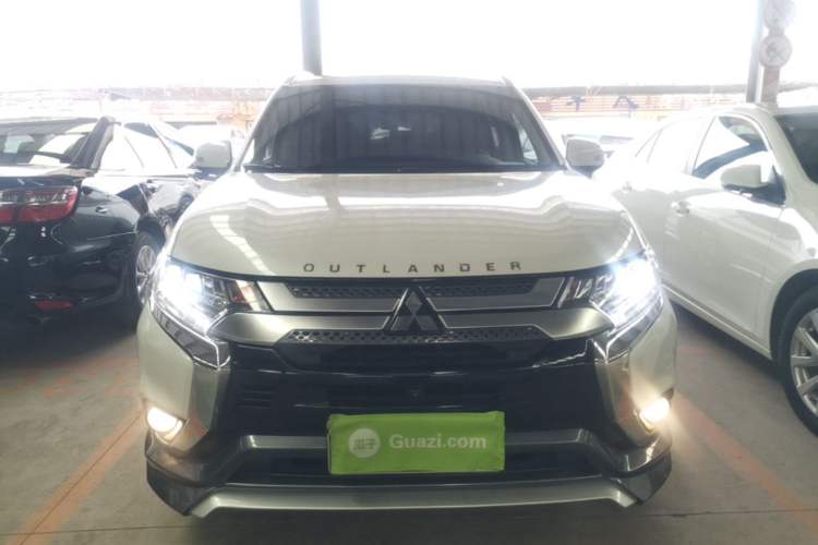Mitsubishi Outlander 2020 — фото 2